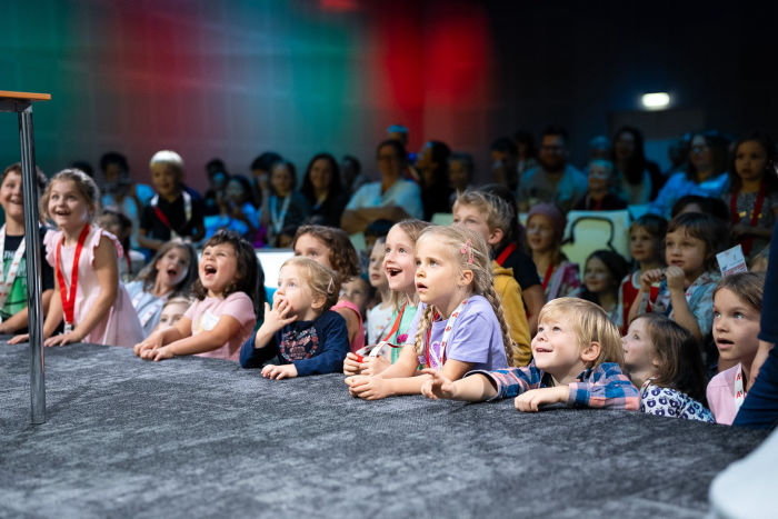 Staunende Kinder bei einem Event