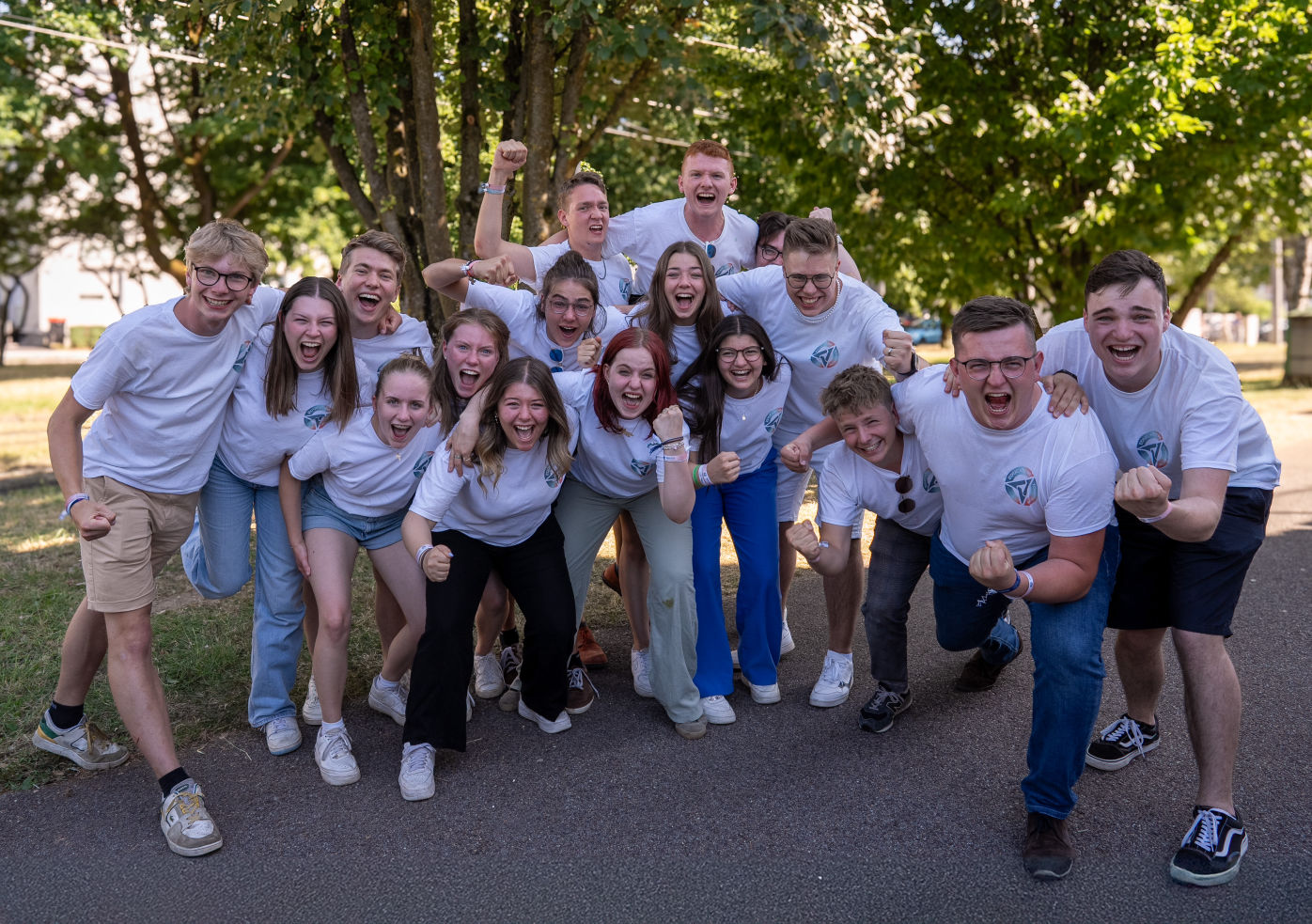 Gruppe junger Oberösterreicher die jubeln